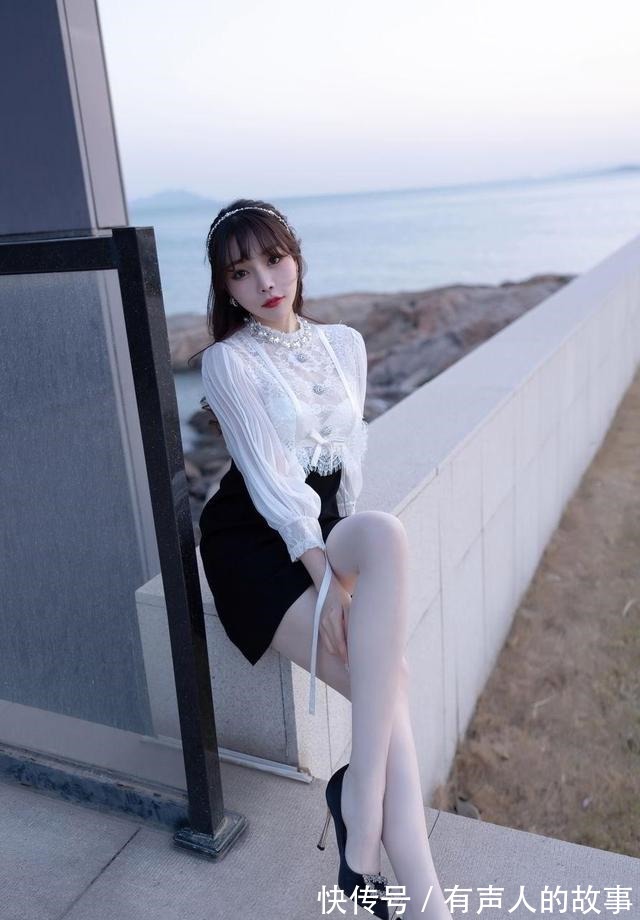 短裙 白色雪纺衫搭配黑色高腰短裙,简约的款式舒适耐看,气质怡人!