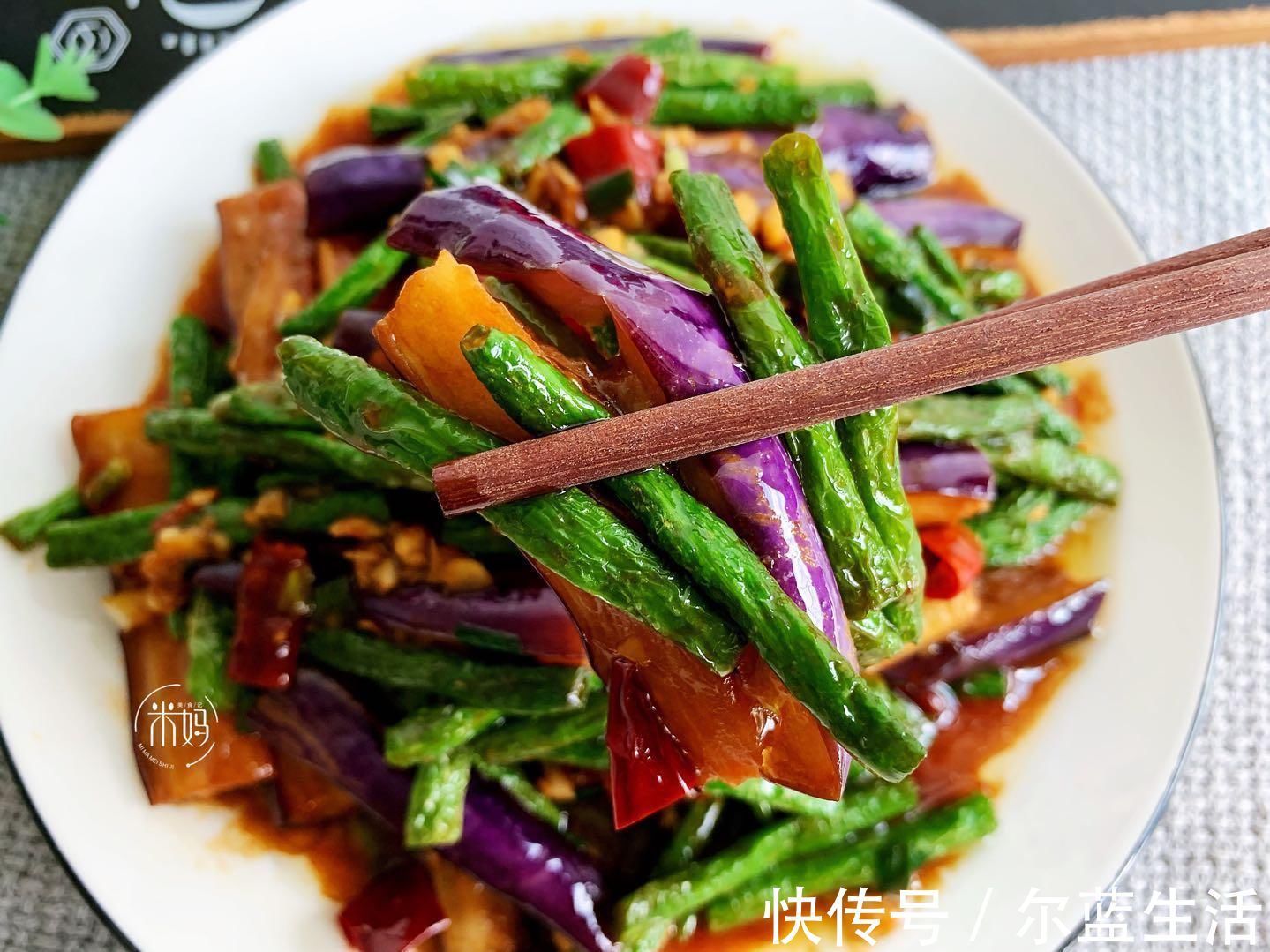 这两样素菜一起炒，实在太鲜香了，难怪女儿爱吃，比吃肉都香