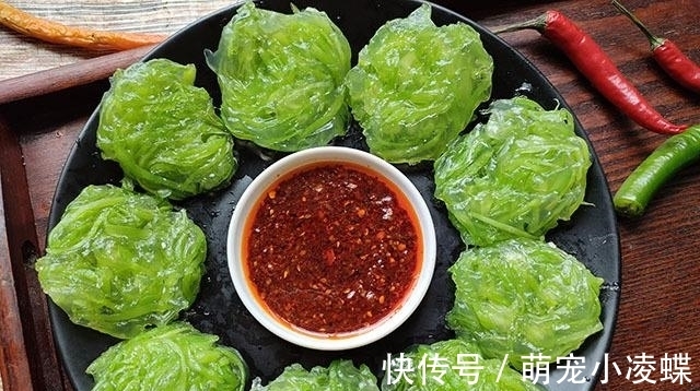 小饼|这食材最近吃得多,2元一斤,切丝团成小饼蒸一锅,蘸料吃真不错