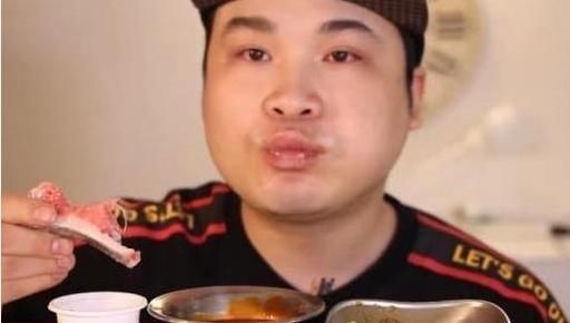 拿起|男子吃7斤“米其林牛排”,拿起后被人看出“猫腻”,难怪吃不胖