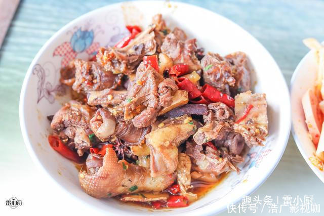 三爷爷家请吃饭,满满一桌农家菜,煮了2锅米饭,大伙吃了个精光