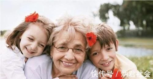 老人|为什么奶奶越来越遭嫌弃,姥姥却成为带娃主力军?理由其实很现实
