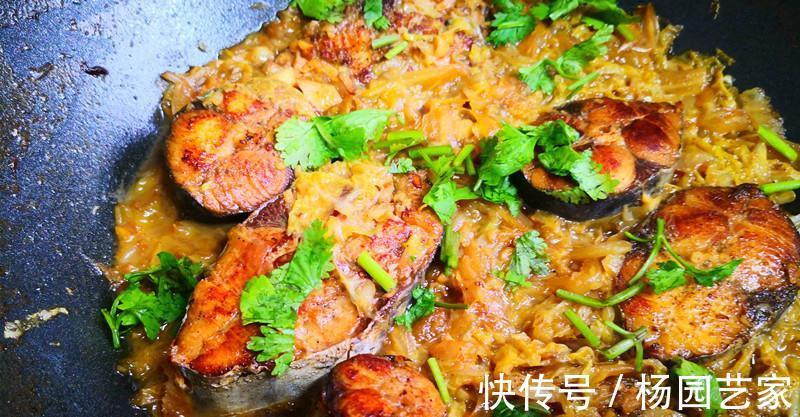 天冷了,这道炖鱼收藏好,营养极高,热乎乎端上桌,补气又暖胃!