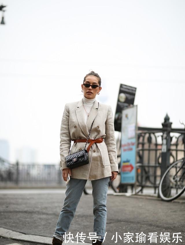 白色高领打底衫穿对了真不丑,叠穿了解一下,优雅新潮还精致