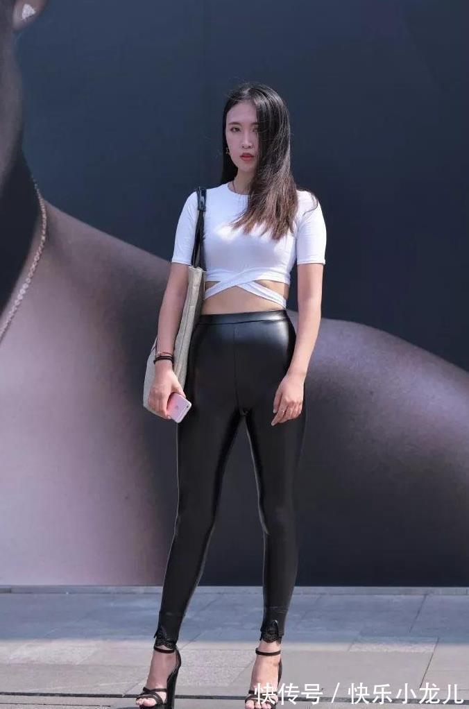 玄色|十分顽皮的气质美女,不刻意装嫩,但却显得非常青春,很有女人味