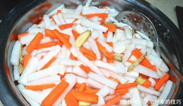 腌萝卜时先放什么老厨师教你这么放顺序,又脆又好吃!