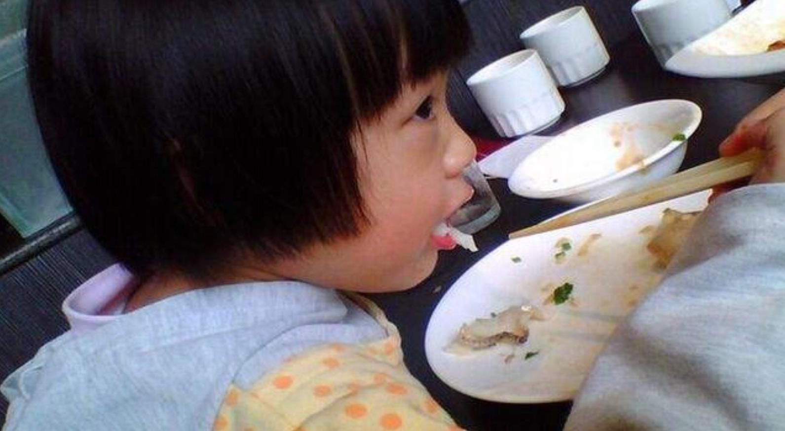 b4岁孩子被鱼刺卡喉,妈妈用这个方法'取刺',医生:优秀的父母