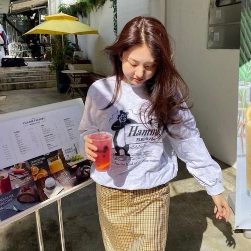 卫衣这样搭，非常有学生感，显得很青春活泼