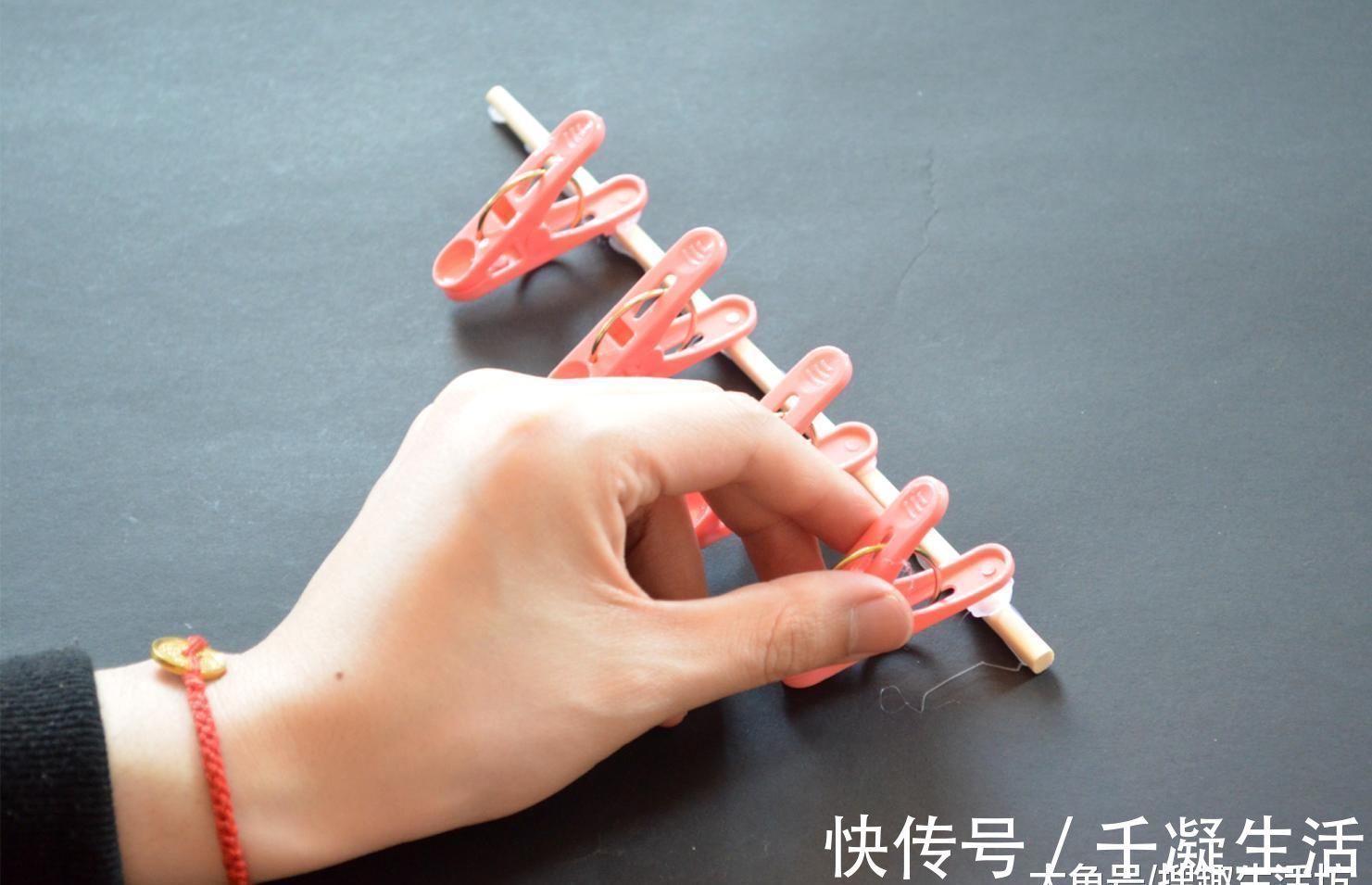 塑料夹子粘在筷子上, 放在卫生间有大用处, 解决了家家户户的烦恼