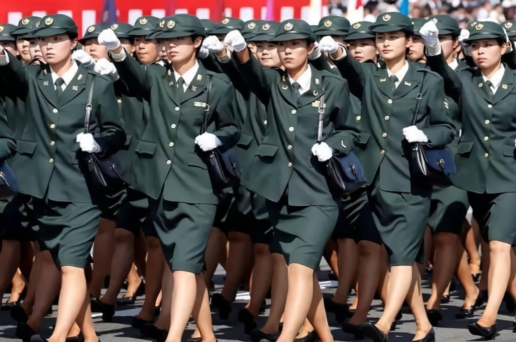 日本|日本女兵，为何要背一个小挎包，想清楚里面装了些什么吗？