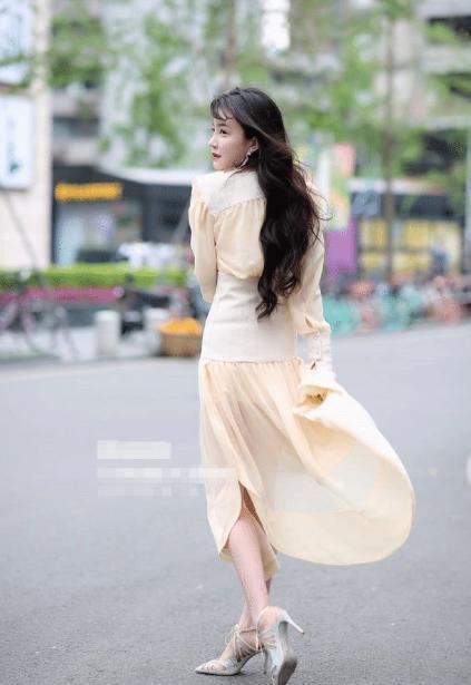 黑色|米色束腰连衣裙搭配黑色包包,气质迷人,公主范十足