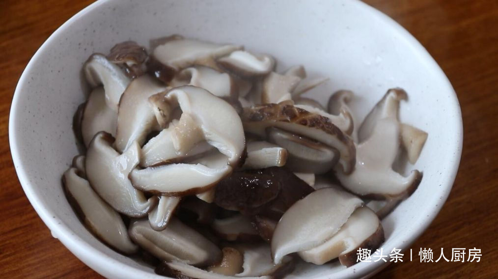 香菇别光炒着吃,教你做凉拌香菇,爽口不油腻
