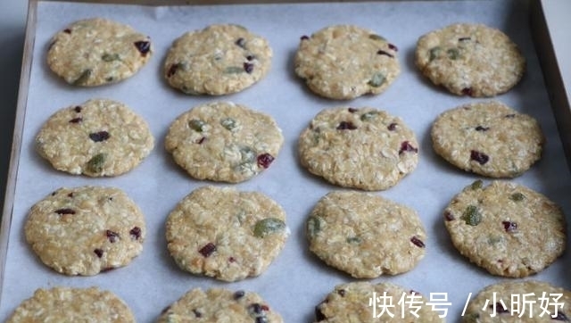 饼干|燕麦别总泡奶喝，打个鸡蛋低温烹饪，吃不怕又比包子馒头好吃