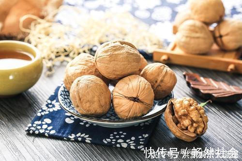 斑纹|买核桃就要挑“母”的,果肉厚不发苦,学会这3个招,一挑一个准