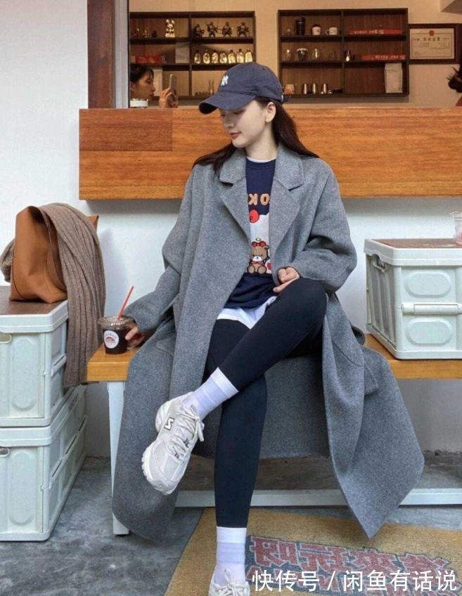 小脚|女人上了年纪,穿大衣别学小姑娘配裙子,搭这4种裤子时髦又保暖