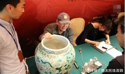  古董|男子抬一大缸来鉴定，称97年花1.2亿买的，专家说1