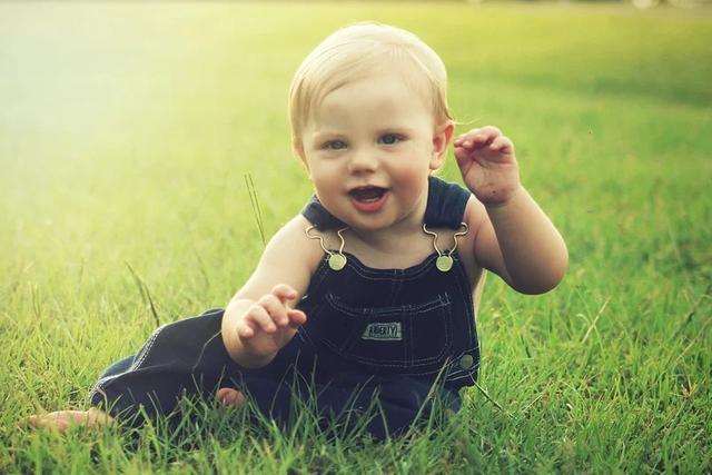 宝妈|小姨带娃的路子有多野看完这几张图,网友这届小姨跟宝宝有仇