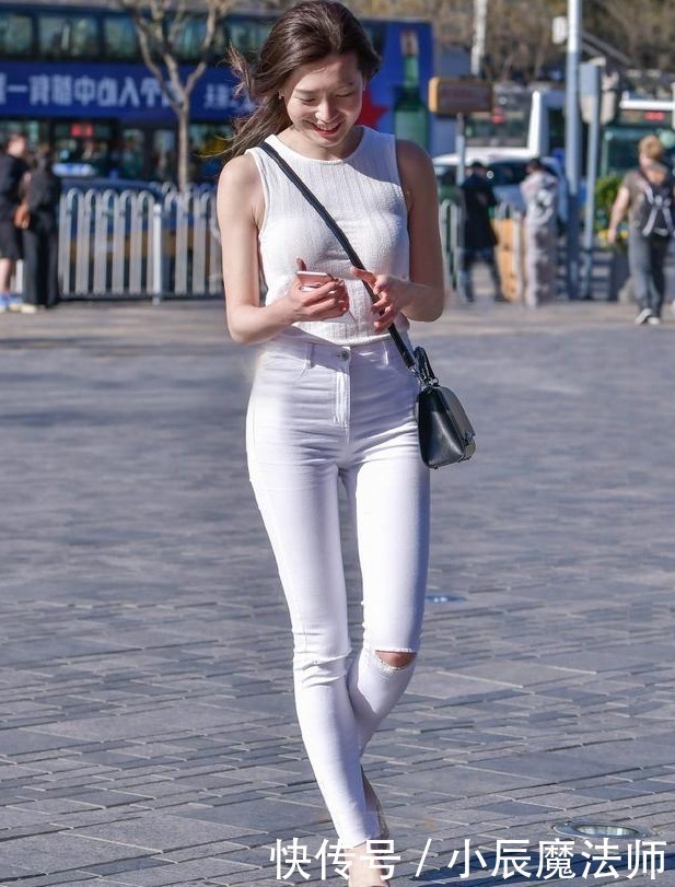 美女|小姐姐爱穿打底裤美女展现清爽美好的穿衣风格