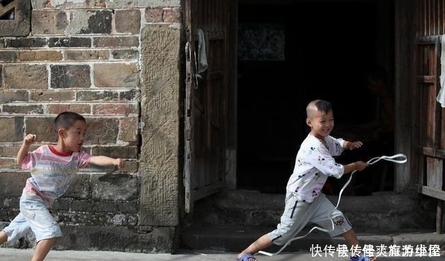 奶茶|“我娃喝你一口饮料怎么了”，奶奶无理护娃，女孩我有肺结核