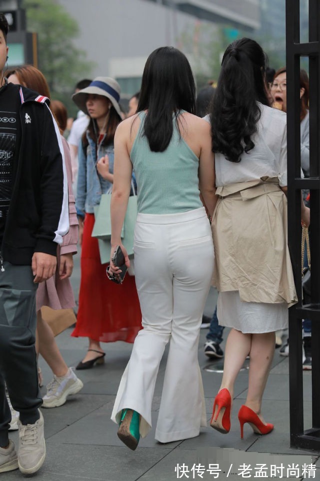 小姐姐|街拍: 小姐姐一件绿色的无袖圆领的针织衫, 提升了整个造型的靓丽感