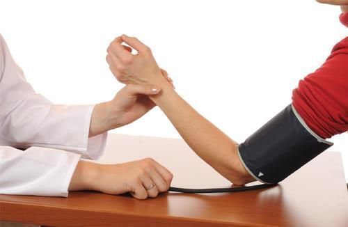 服用降压药|总说血压高,医生忠告:只要没超过标准值就不算高,不用担心