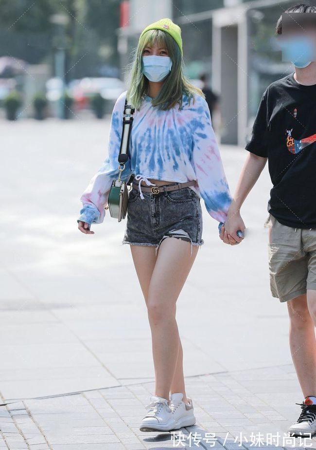 扎染|扎染圆领短款T恤搭配灰色牛仔短裤,年轻女孩的新潮服饰