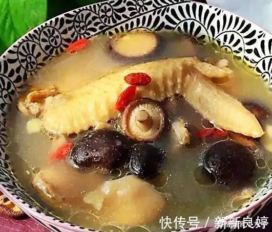 葱段|炖鸡汤时,牢记多加“这一样”鸡汤清亮鲜香,味道好喝还不油腻!