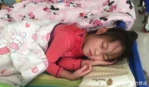 让孩子|宝妈说娃从不午睡,老师却说午休“秒睡”,宝妈看到监控心疼了!