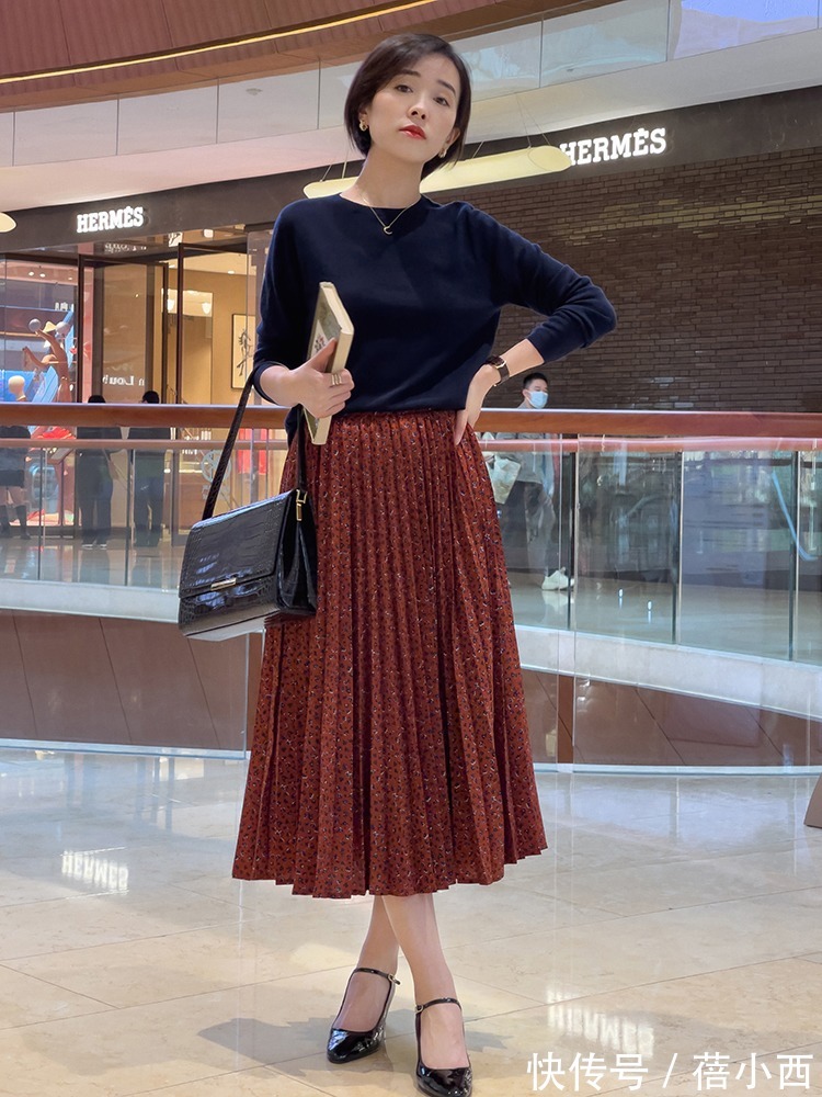 搭配 早春穿裙子流行“过膝不过踝”,配西装、风衣都挺美,打造时髦感