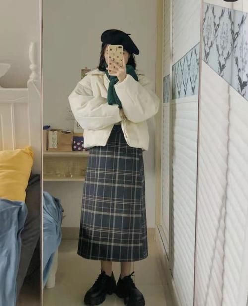 今年流行“羽绒服+半身裙”显高又温柔，建议小个子穿