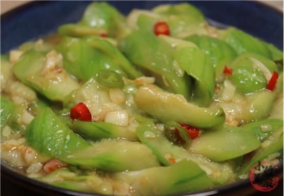 炒丝瓜有人焯水，有人直接炒，难怪不好吃，饭店大厨教你正确做法