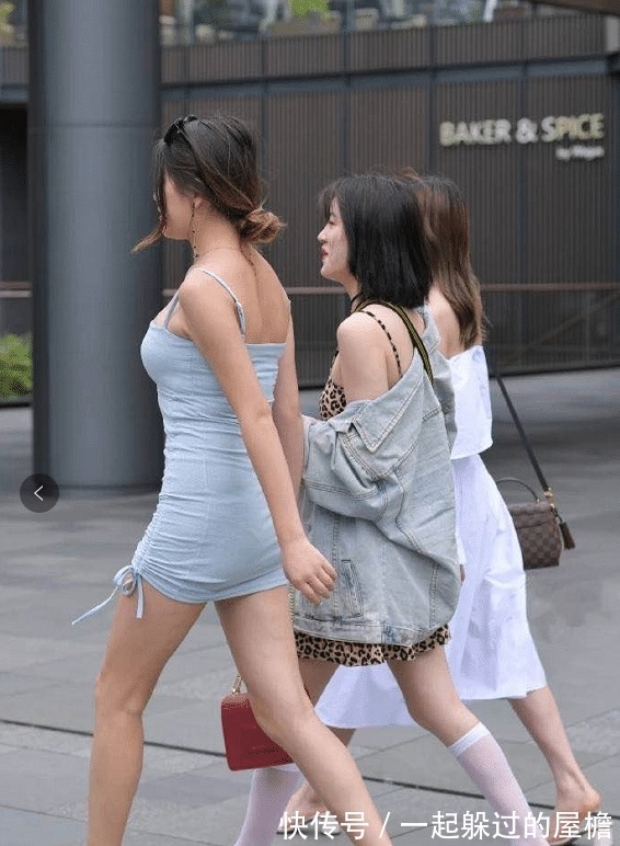 拖鞋 穿拖鞋还穿一对“长袜子”，真的是颠覆了我们对时尚的认知