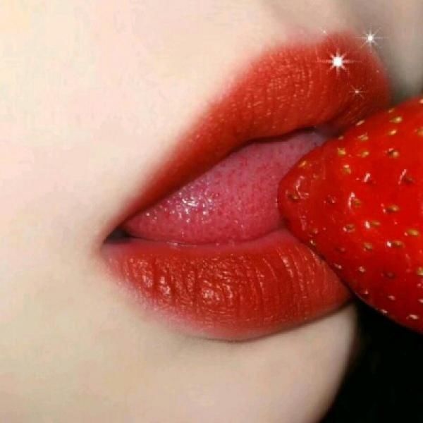 口红|女孩子想拥有“薄嘴唇”这3习惯要改掉,不听会变“香肠嘴”哟