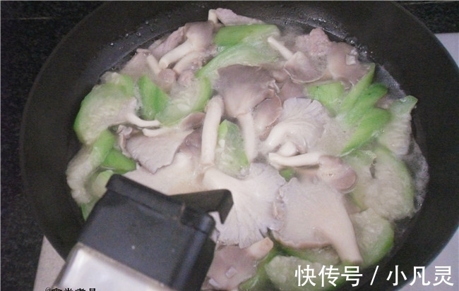 补水|进入深秋，我家三天两头喝这碗汤，十多块钱煮一锅，去燥润肌肤