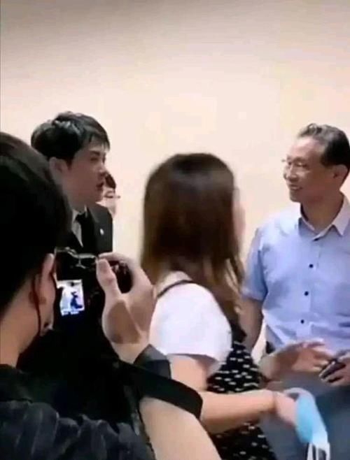 辛巴|终南山、辛巴亲密交谈宛若忘年交？此前辛巴给对方基金会捐600万