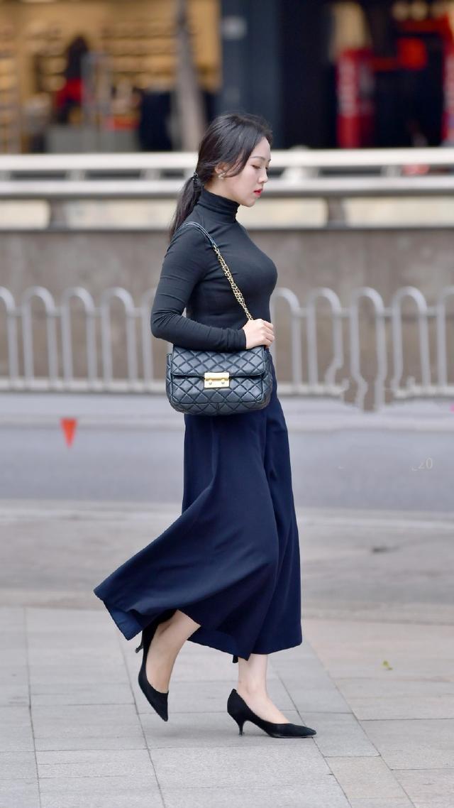 马尾辫|街拍小姐姐梳一个清爽的马尾辫,蓝色的裙子穿起来很显身姿