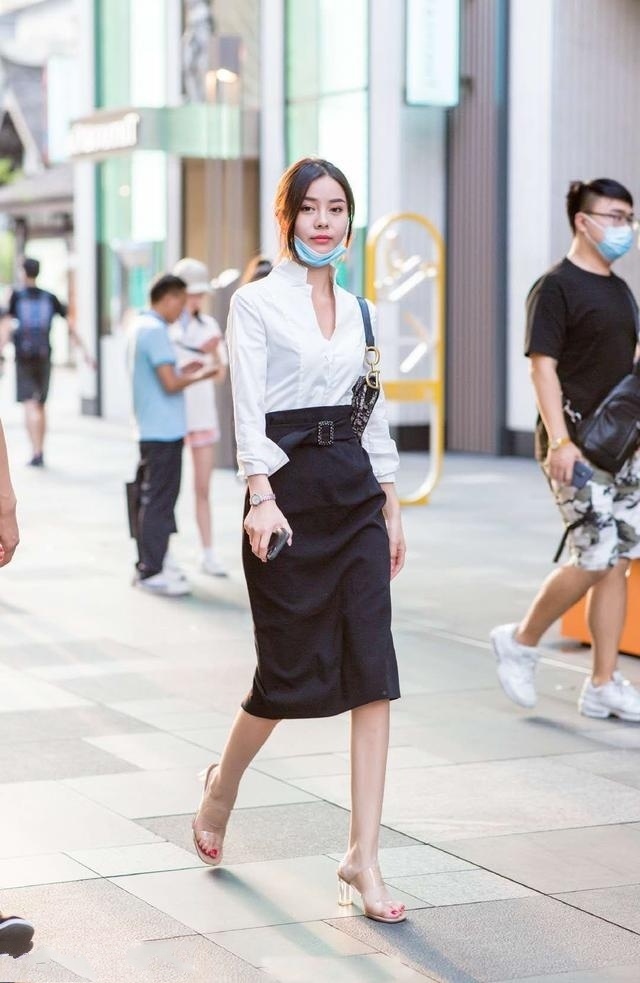 时尚穿搭,美女穿深V立领白衬衣非常有魄力