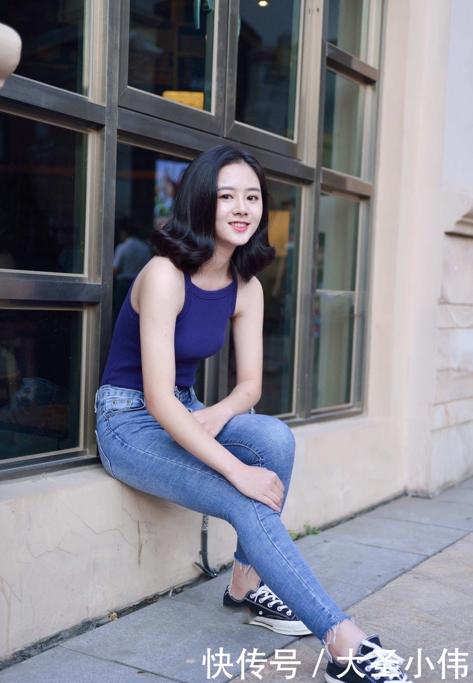 差别|美女街拍:快乐到起飞的小姐姐,一个人逛街腿都酸了,好想过去帮她揉一揉