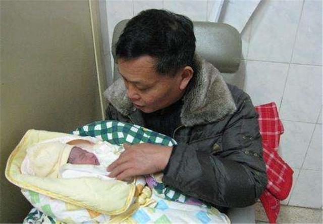 取名|爸爸姓“日”,想让孩子随母姓,爷爷随口取名,全家人点赞