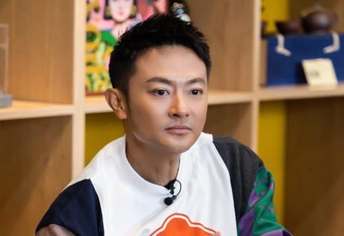 乘风破浪的姐姐|金星怒斥烧饼“没规矩”,饭前乱拆餐巾纸,不料反被“打肿”脸