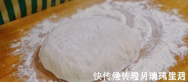 搅拌均匀|五香烧饼懒人做法,不揉面不用烤,又酥又软又筋道,咬一口太香了!