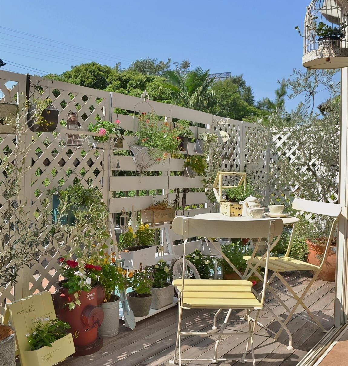 景观台|日本人家不封阳台,围一圈镂空木窗格,打造景观台一步一景好惬意