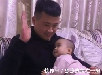 萌化|爸爸假装要打1岁女儿,宝宝随后的举动,萌化了爸爸的心!