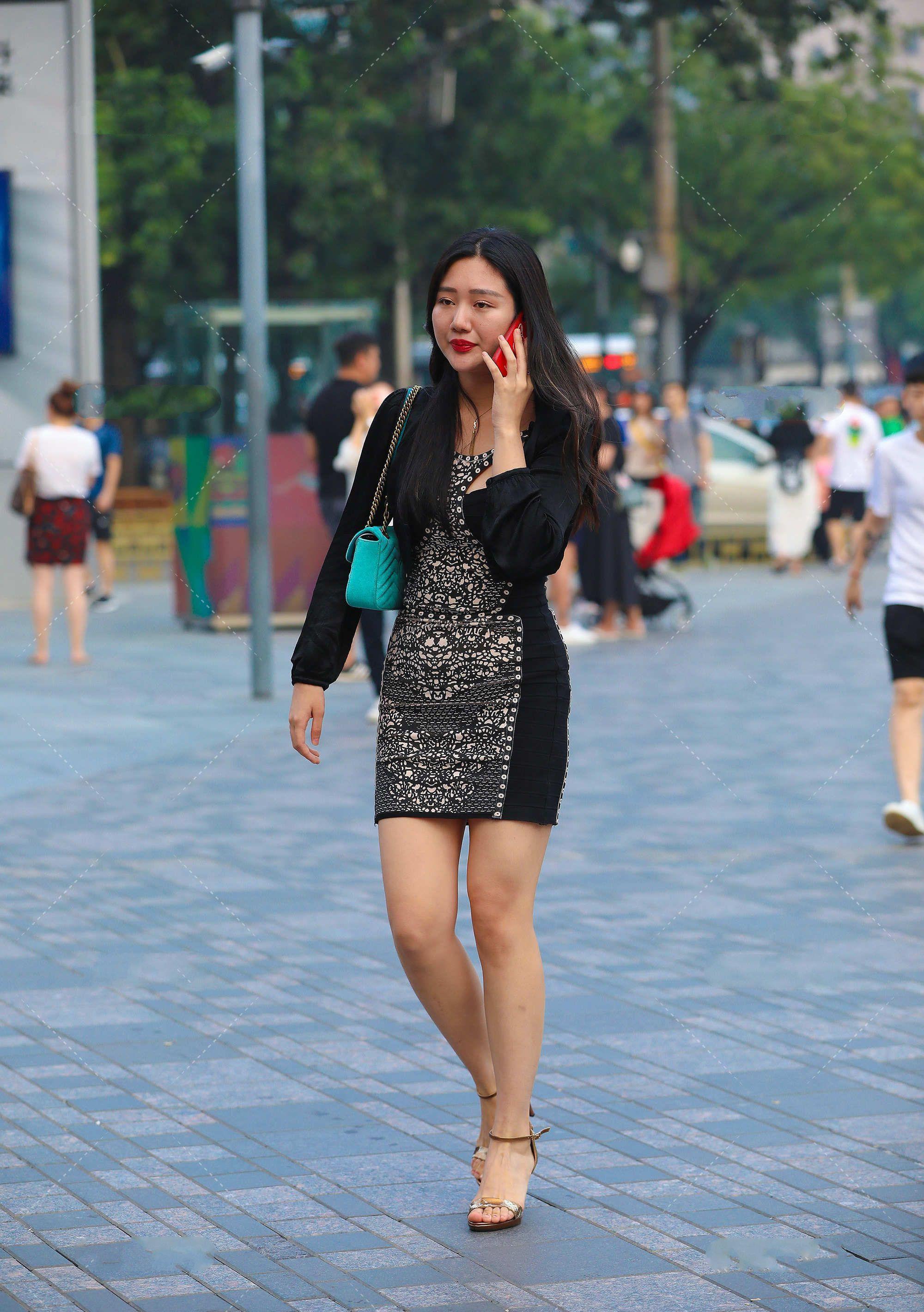 复古设计连衣裙,向来是优雅感居多,和高跟鞋更配