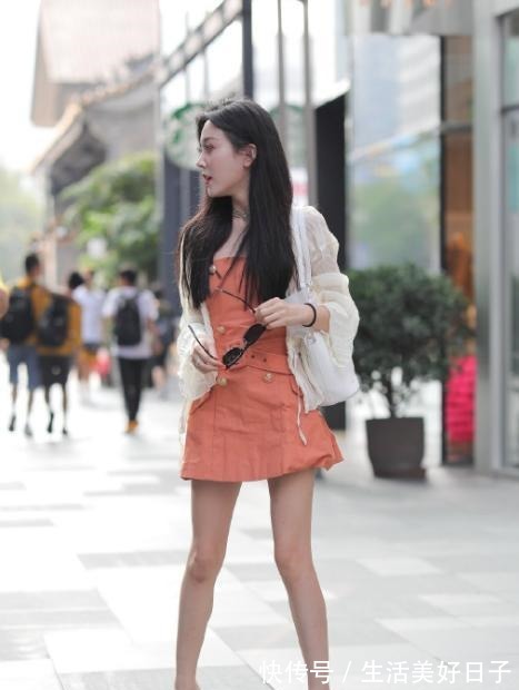 橙色 橙色连衣裙外加白色防晒衣,甜美可爱,充满活力!