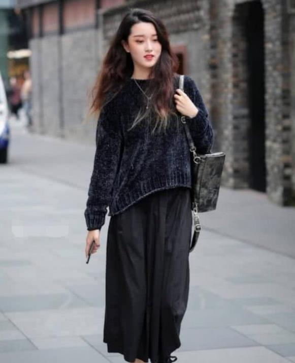 街拍:气质靓丽的时尚闺蜜,格子裤搭配柔美的白色短袖,很显活力