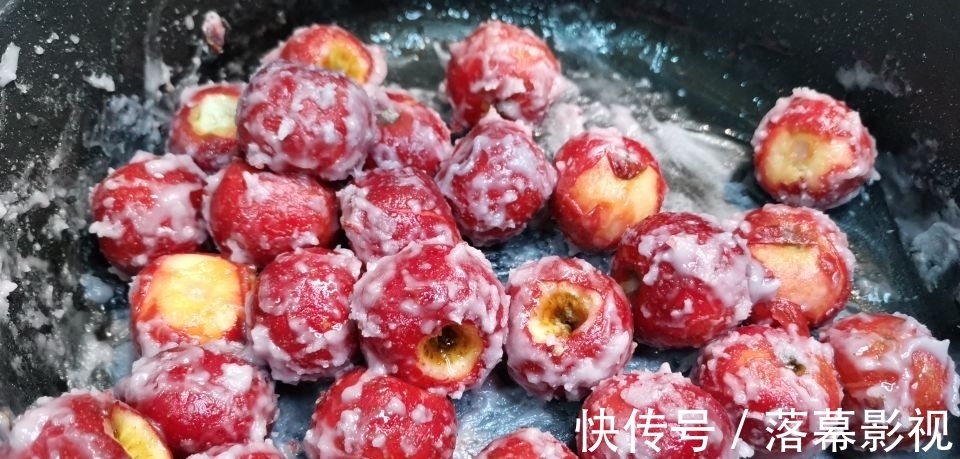 冬日必备小零食糖炒山楂怎么做？教你三招，和外面买的一样漂亮