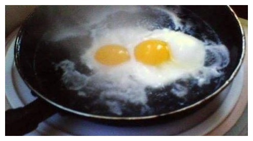 68岁奶奶；煮荷包蛋，万万不可直接下锅！这样做，鸡蛋完整没蛋