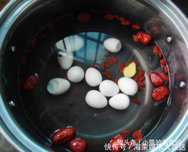 它稱天然“黃體酮”,成本5元,早晚喝一碗,養顏潤膚,雀斑消失