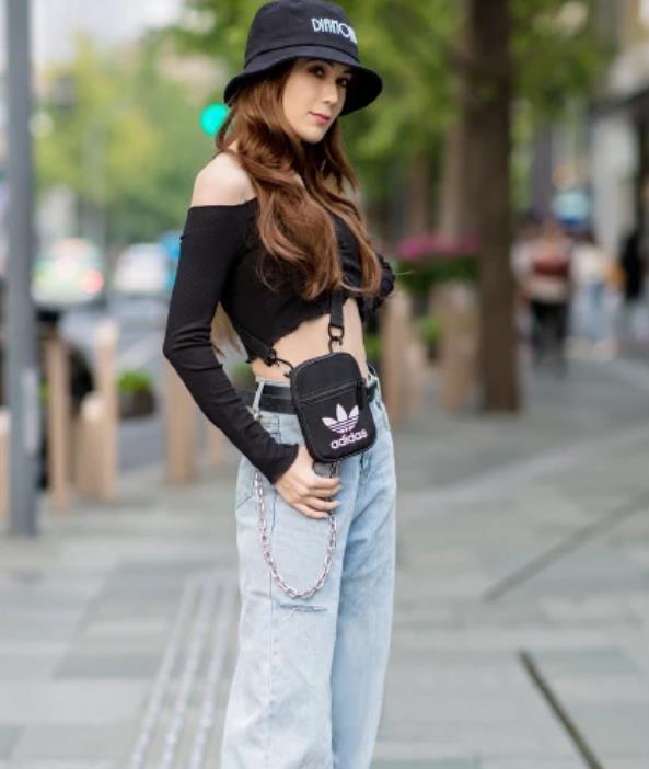 街拍:姿色天然的美女,身穿吊带配牛仔长裤,时尚又大气